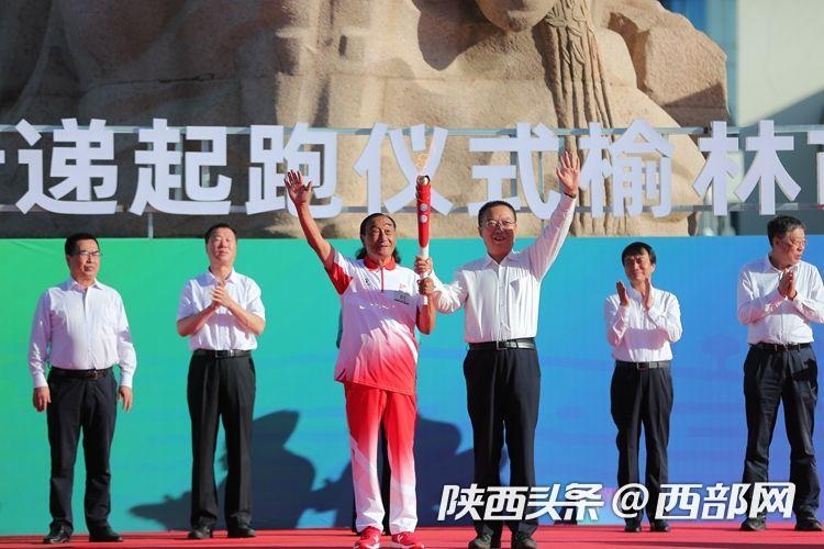 塞上古城開跑！ 十四運會和殘?zhí)貖W會火炬在榆林傳遞